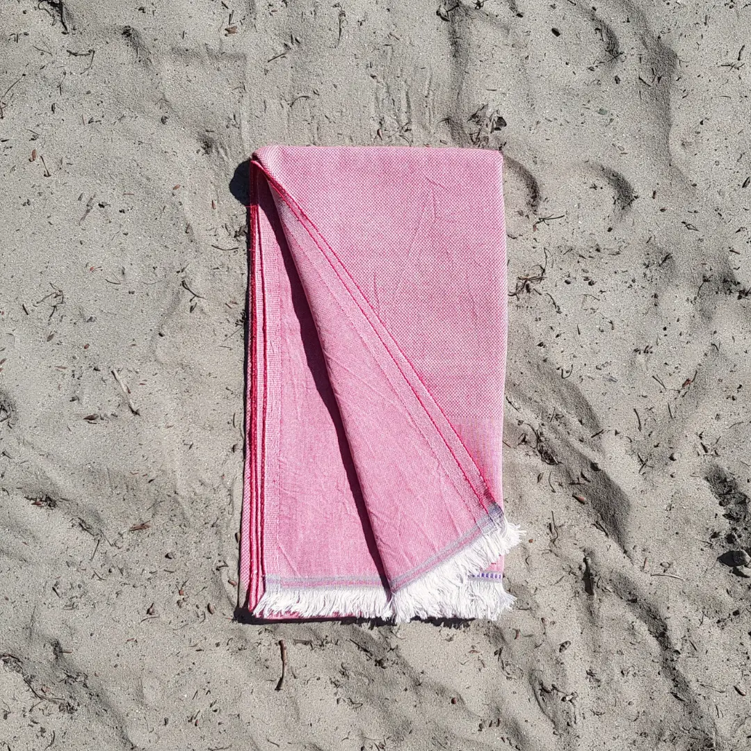 Elegantes rotes Strandtuch sandabweisend