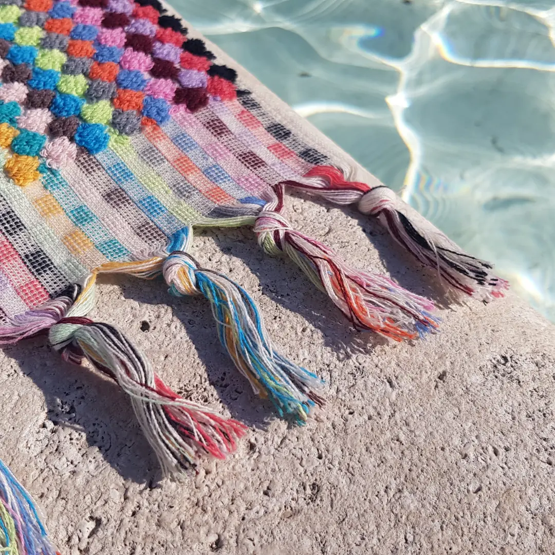 Badetuch Large Bunt mit elegant handgeknotete Fransen